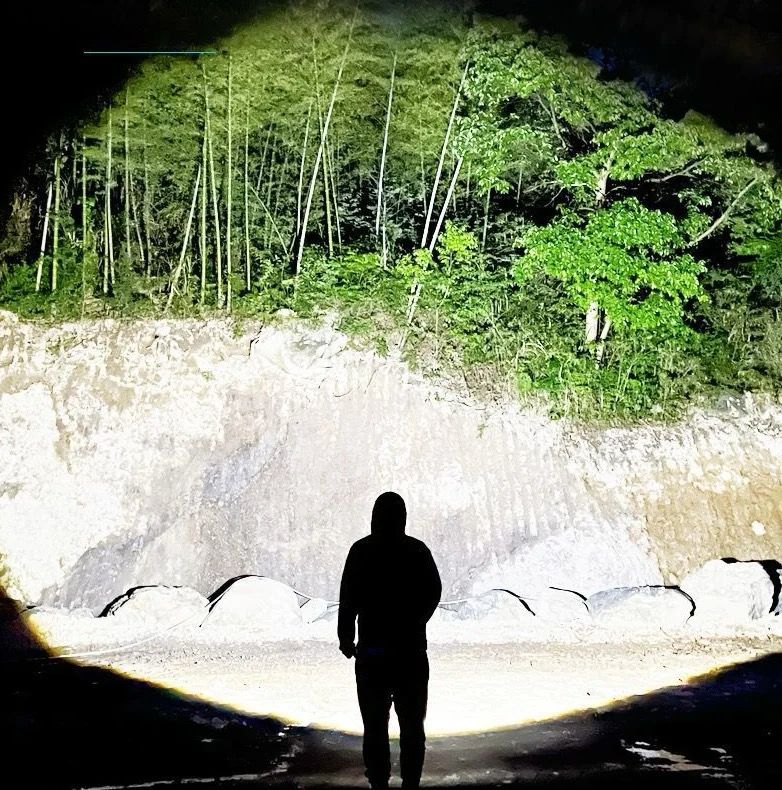 ¡EN TENDENCIA! MINI LINTERNA POTENTE MULTIFUNCIONAL